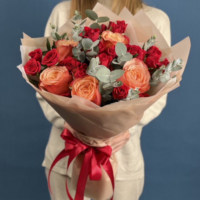 Яркий букет с розами Праздник счастья