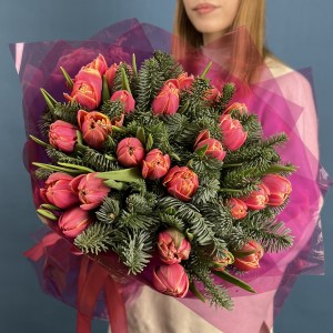 Новогодний букет с пионовидными тюльпанами Коламбус