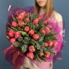 Новогодний букет с пионовидными тюльпанами Коламбус