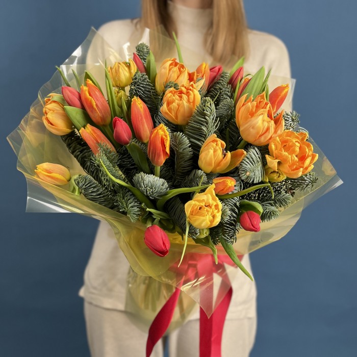 Новогодний букет с оранжевыми тюльпанами