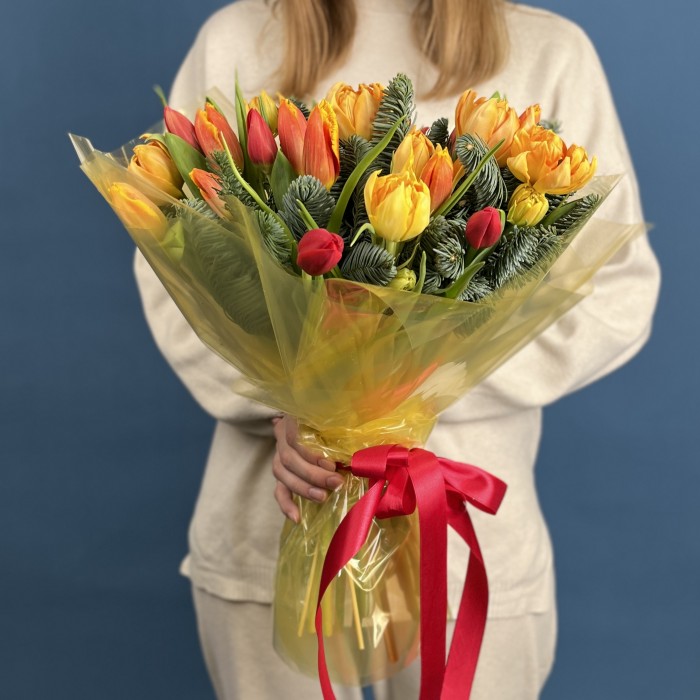 Новогодний букет с оранжевыми тюльпанами