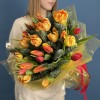 Новогодний букет с оранжевыми тюльпанами