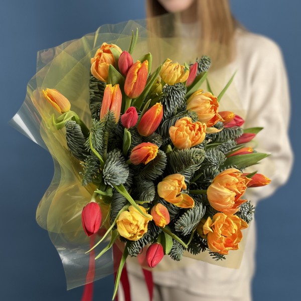 Новогодний букет с оранжевыми тюльпанами