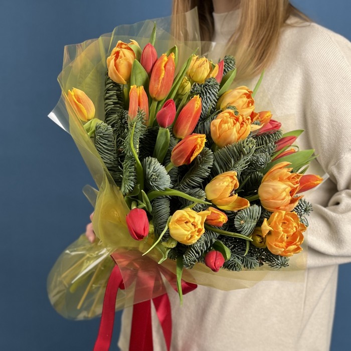 Новогодний букет с оранжевыми тюльпанами