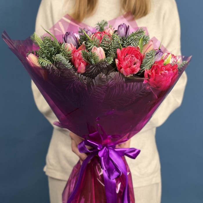 Новогодний букет с яркими тюльпанами