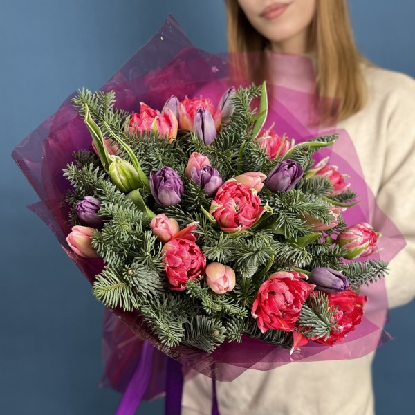 Новогодний букет с яркими тюльпанами