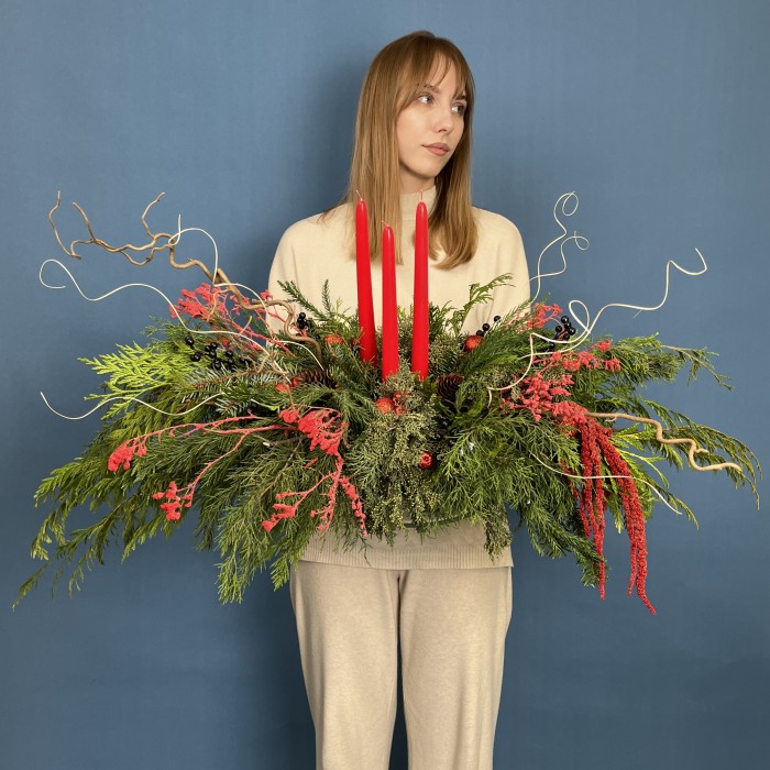 Настольная новогодняя композиция с красными свечами