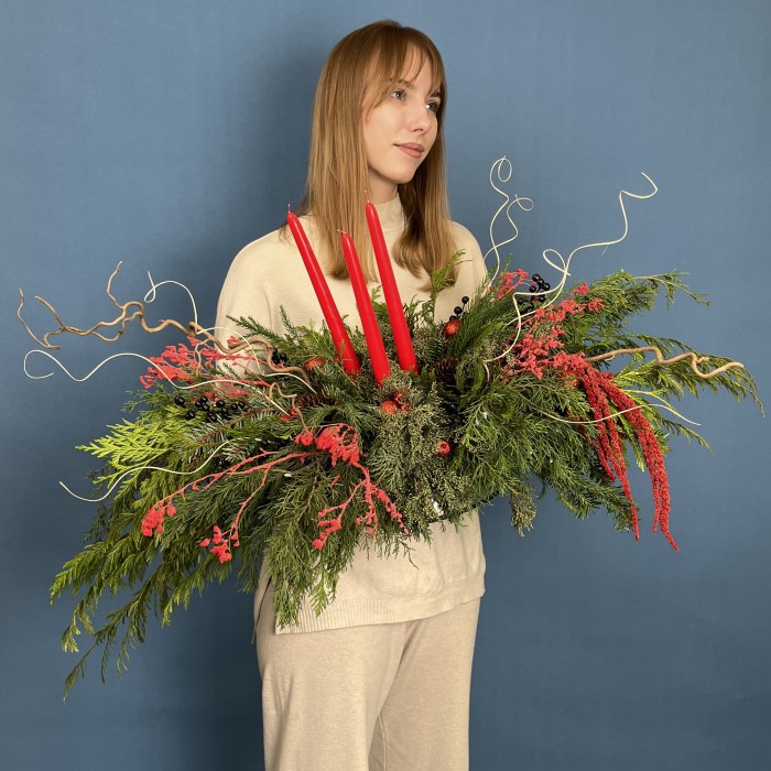 Настольная новогодняя композиция с красными свечами