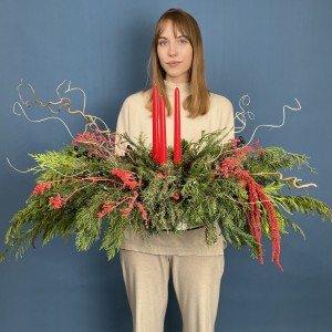 Настольная новогодняя композиция с красными свечами