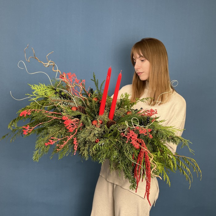 Настольная новогодняя композиция с красными свечами