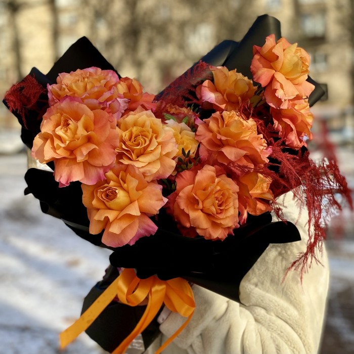 13 оранжевых роз Фри Спирит с аспарагусом