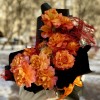 13 оранжевых роз Фри Спирит с аспарагусом 50 см
