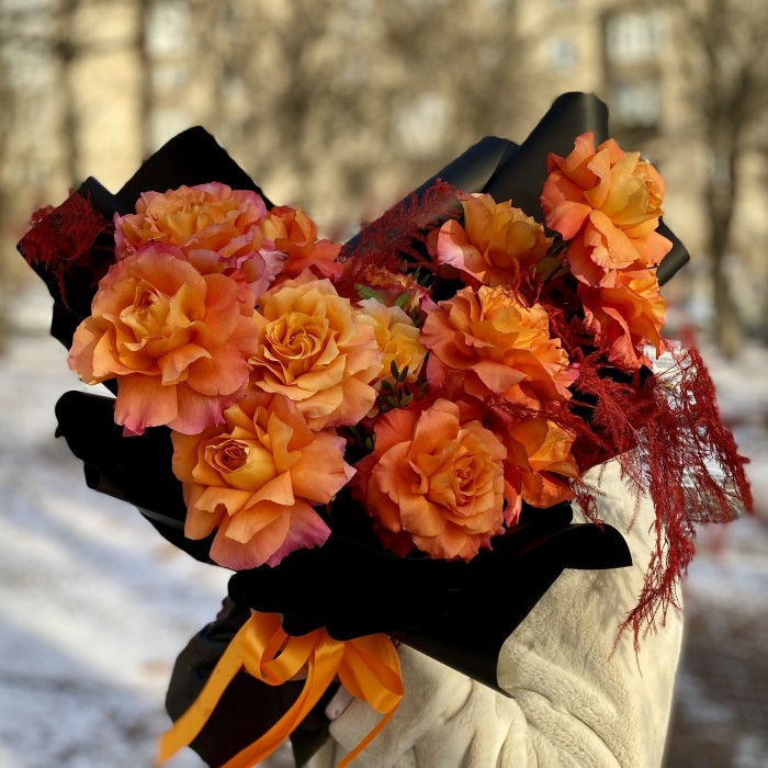 13 оранжевых роз Фри Спирит с аспарагусом