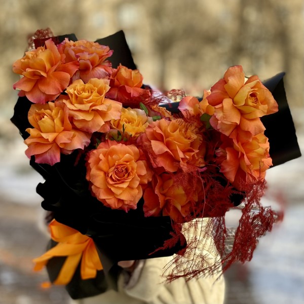 13 оранжевых роз Фри Спирит с аспарагусом 50 см