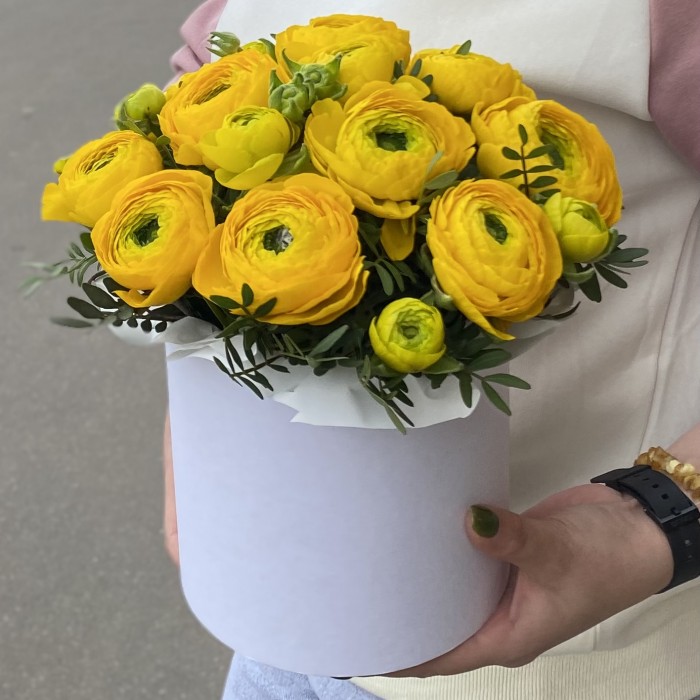 13 желтых ранункулюсов в коробке
