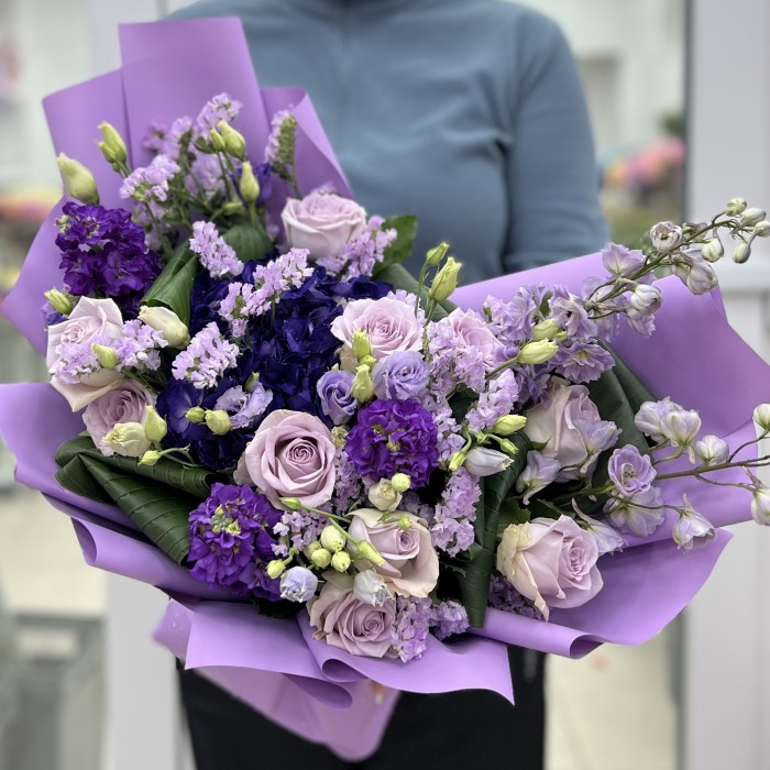 Сиреневый букет с гортензией и розами