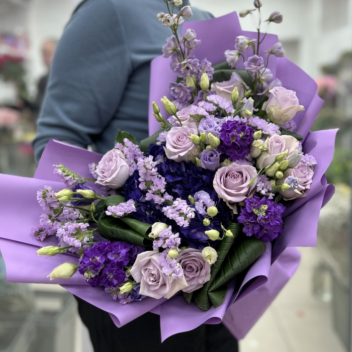 Сиреневый букет с гортензией и розами