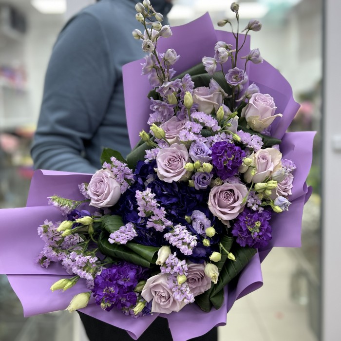 Сиреневый букет с гортензией и розами