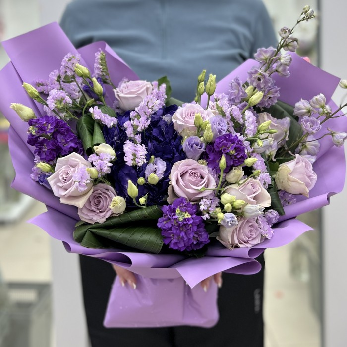 Сиреневый букет с гортензией и розами