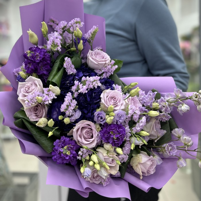 Сиреневый букет с гортензией и розами