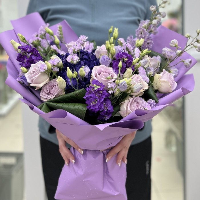 Сиреневый букет с гортензией и розами