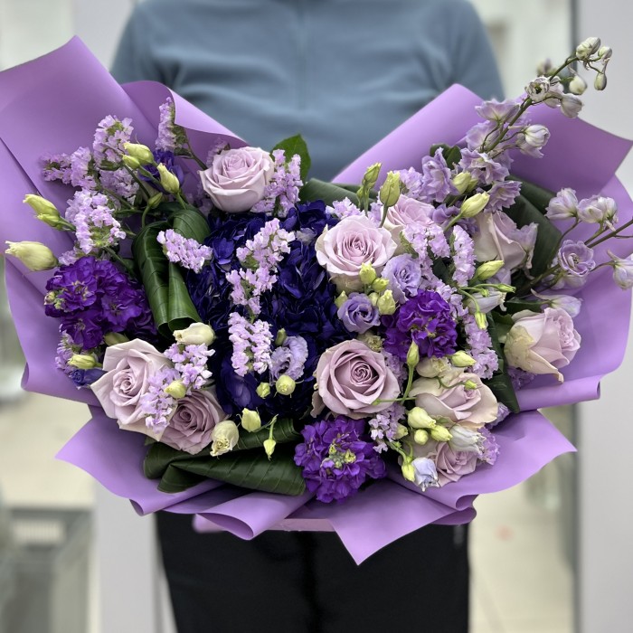 Сиреневый букет с гортензией и розами
