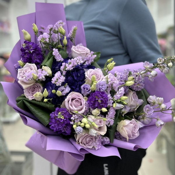 Сиреневый букет с гортензией и розами
