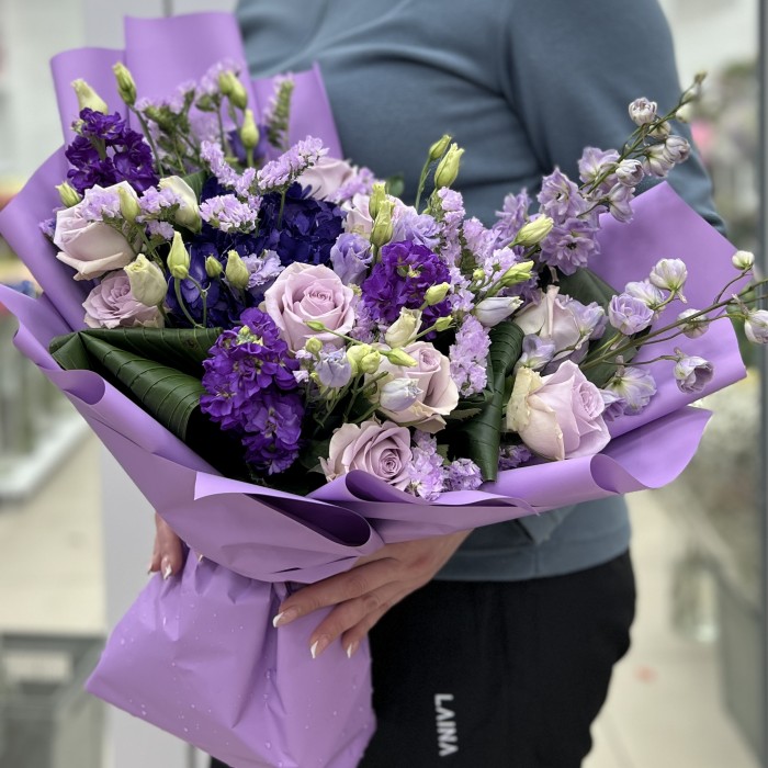 Сиреневый букет с гортензией и розами