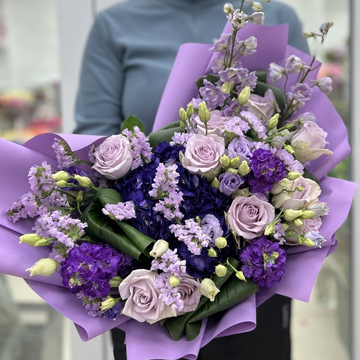 Сиреневый букет с гортензией и розами