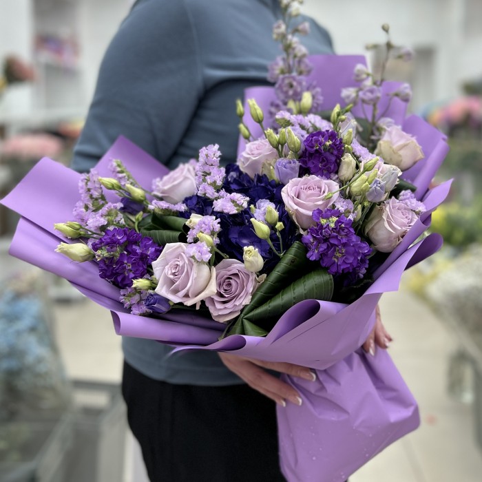 Сиреневый букет с гортензией и розами