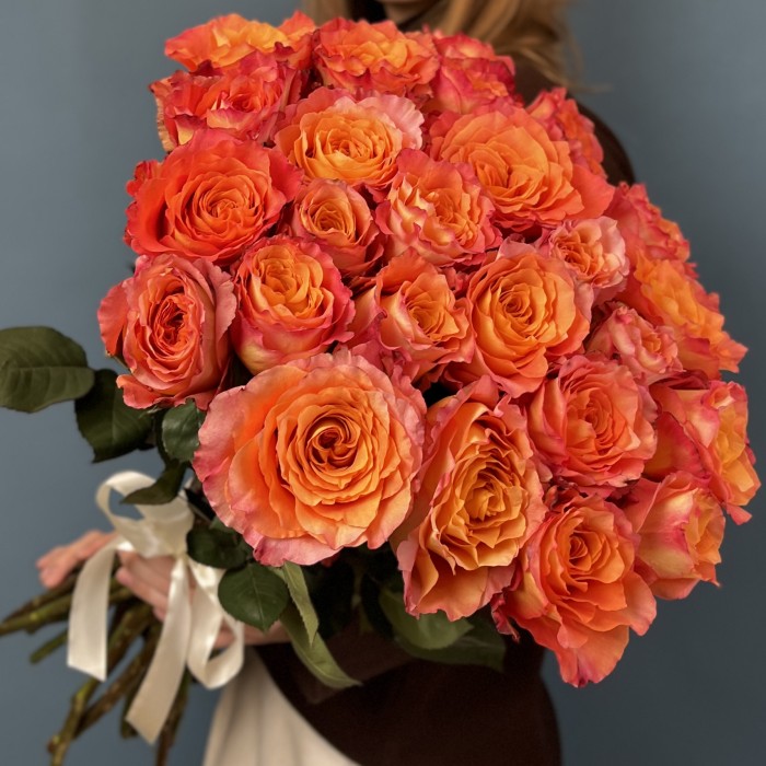 25 огненных роз Фри Спирит 50 см