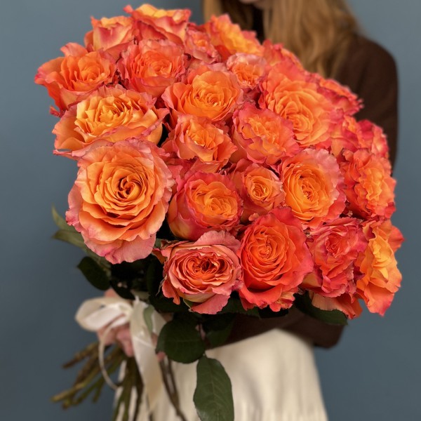 25 огненных роз Фри Спирит 50 см