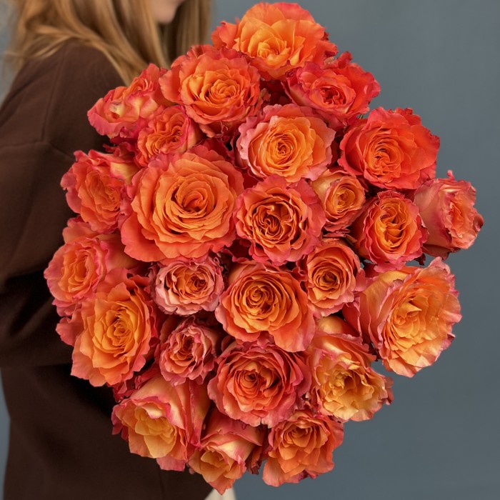 25 огненных роз Фри Спирит 50 см