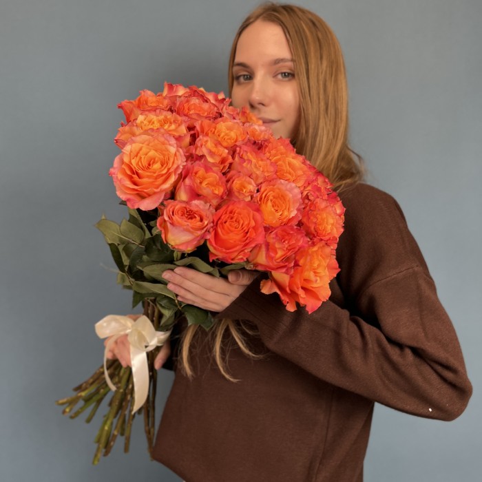 25 огненных роз Фри Спирит 50 см