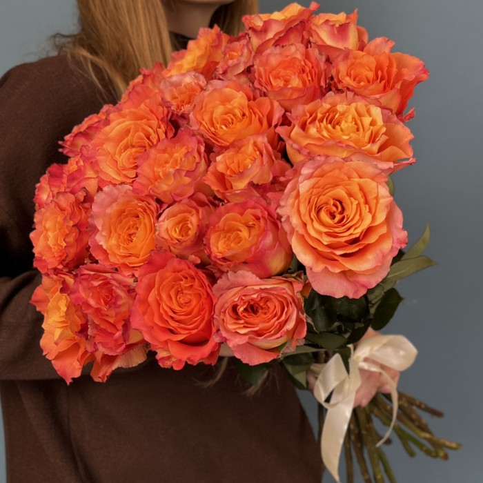 25 огненных роз Фри Спирит 50 см