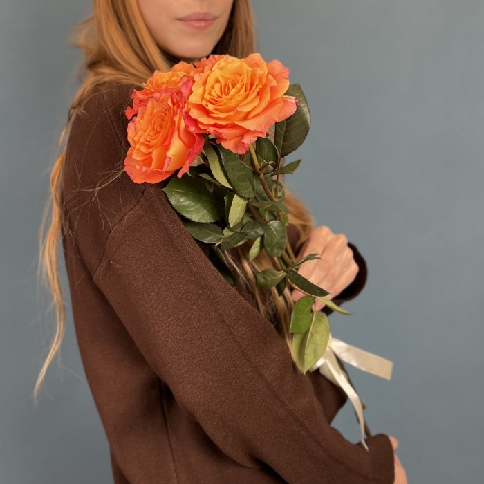 3 оранжево-розовые розы Фри Спирит 60 см