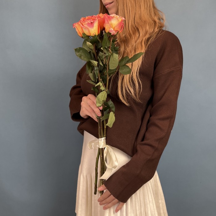 5 оранжево-розовых роз Фри спирит 60 см