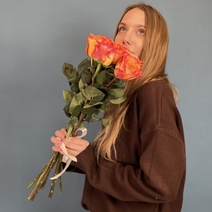 7 оранжево-розовых роз Фри спирит 60 см