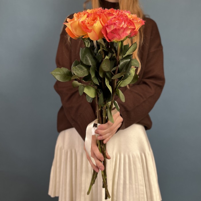 7 оранжево-розовых роз Фри спирит 60 см