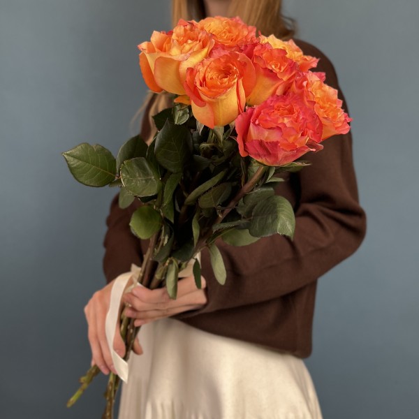 7 оранжево-розовых роз Фри спирит 60 см