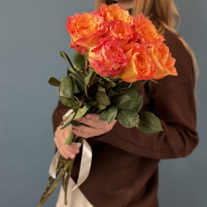 7 оранжево-розовых роз Фри спирит 60 см