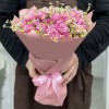 19 кустовых пионовидных роз Леди Бомбастик с ромашкой