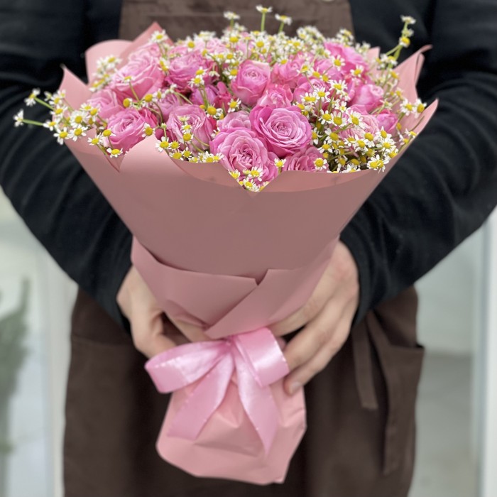 19 кустовых пионовидных роз Леди Бомбастик с ромашкой