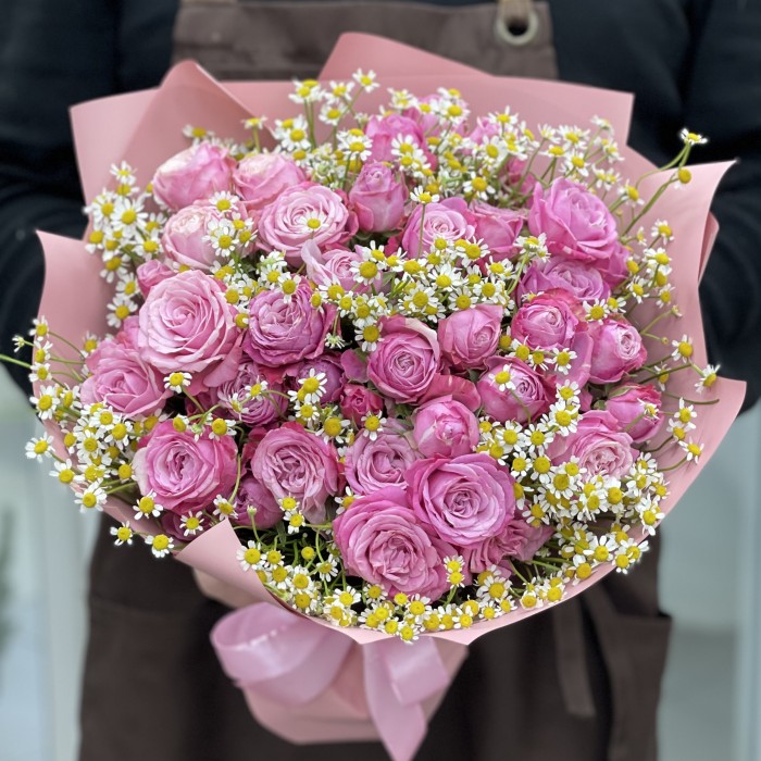 19 кустовых пионовидных роз Леди Бомбастик с ромашкой