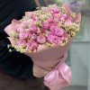 19 кустовых пионовидных роз Леди Бомбастик с ромашкой