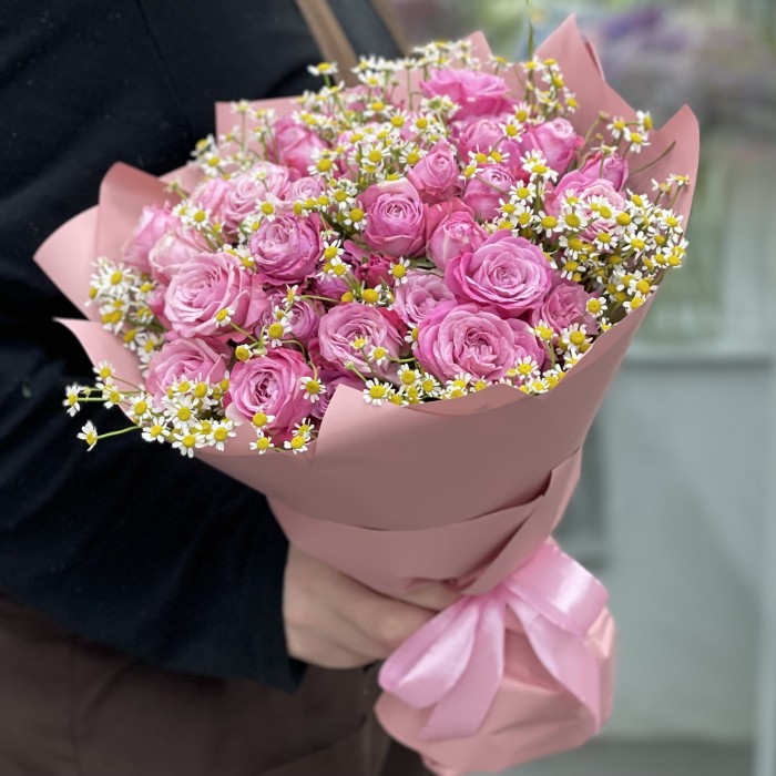 19 кустовых пионовидных роз Леди Бомбастик с ромашкой