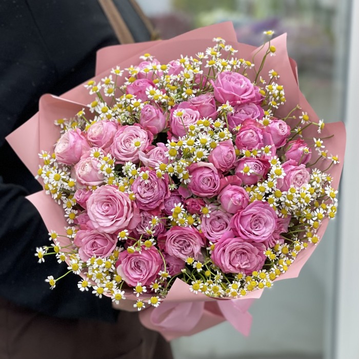 19 кустовых пионовидных роз Леди Бомбастик с ромашкой