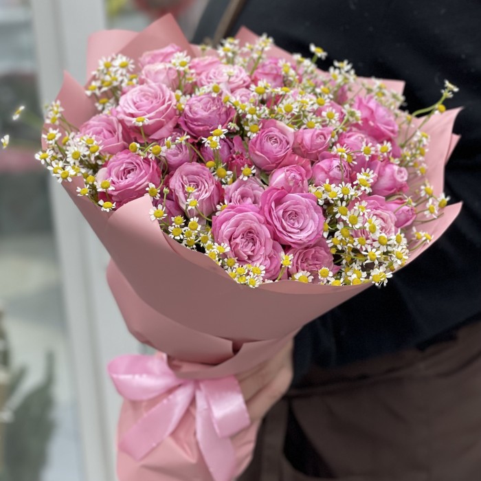 19 кустовых пионовидных роз Леди Бомбастик с ромашкой