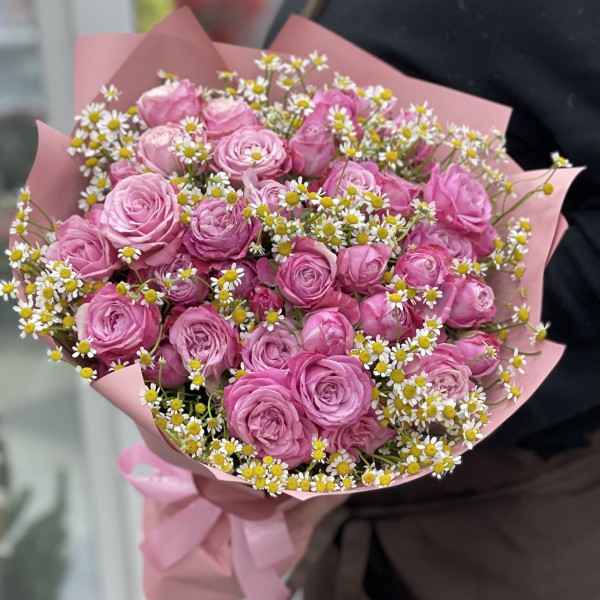 19 кустовых пионовидных роз Леди Бомбастик с ромашкой