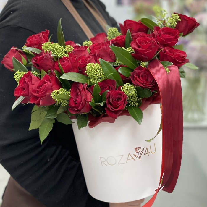 33 красные розы в коробке